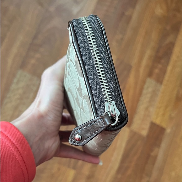 Vintage Coach Beige and Dark Brown Zip Wallet - Picture 5 of 16